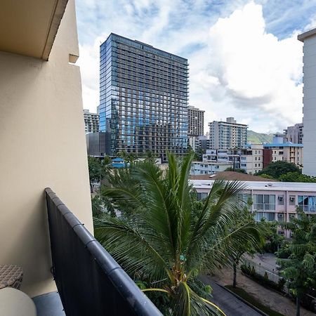 Gorgeous One Bedroom Bamboo Blocks From The Beach 호놀룰루 외부 사진