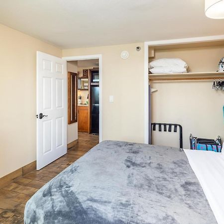 Gorgeous One Bedroom Bamboo Blocks From The Beach 호놀룰루 외부 사진