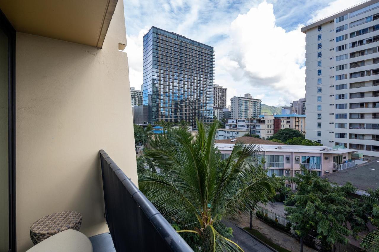 Gorgeous One Bedroom Bamboo Blocks From The Beach 호놀룰루 외부 사진