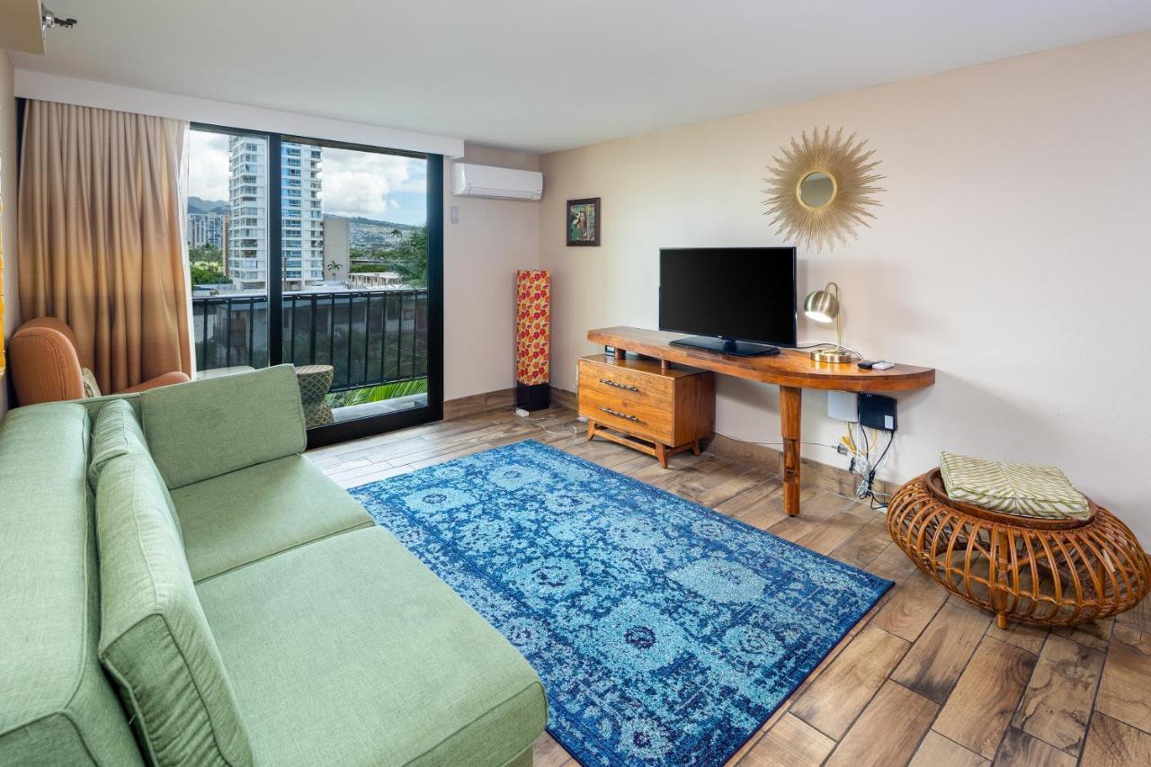 Gorgeous One Bedroom Bamboo Blocks From The Beach 호놀룰루 외부 사진