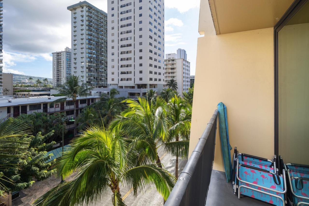 Gorgeous One Bedroom Bamboo Blocks From The Beach 호놀룰루 외부 사진