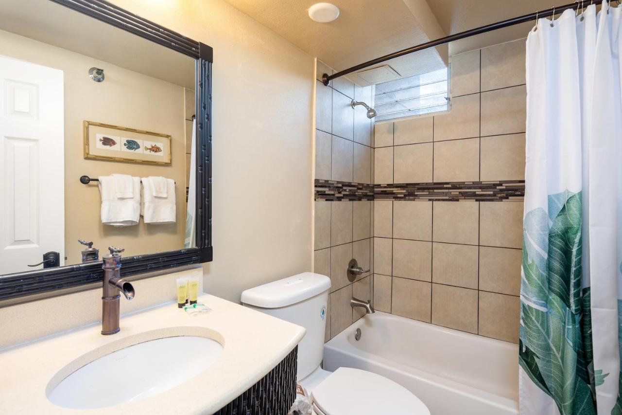 Gorgeous One Bedroom Bamboo Blocks From The Beach 호놀룰루 외부 사진