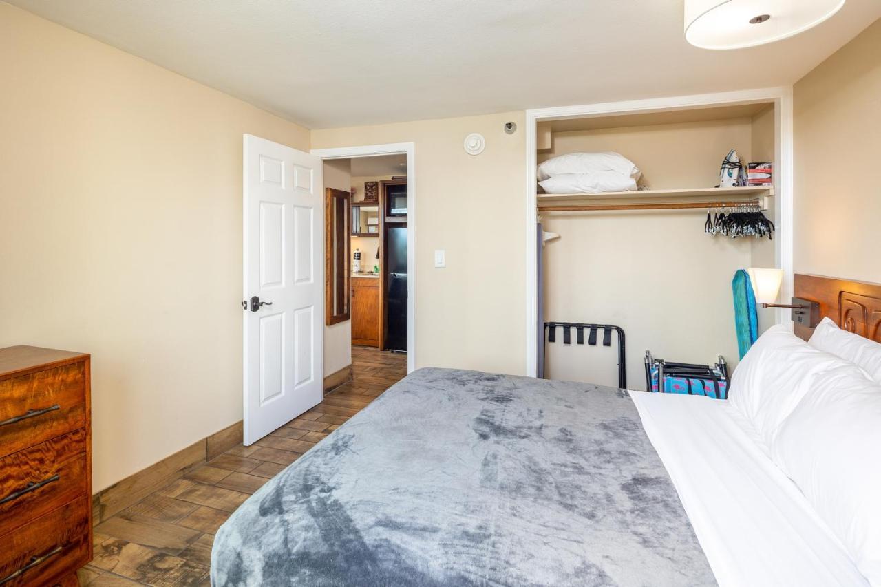 Gorgeous One Bedroom Bamboo Blocks From The Beach 호놀룰루 외부 사진