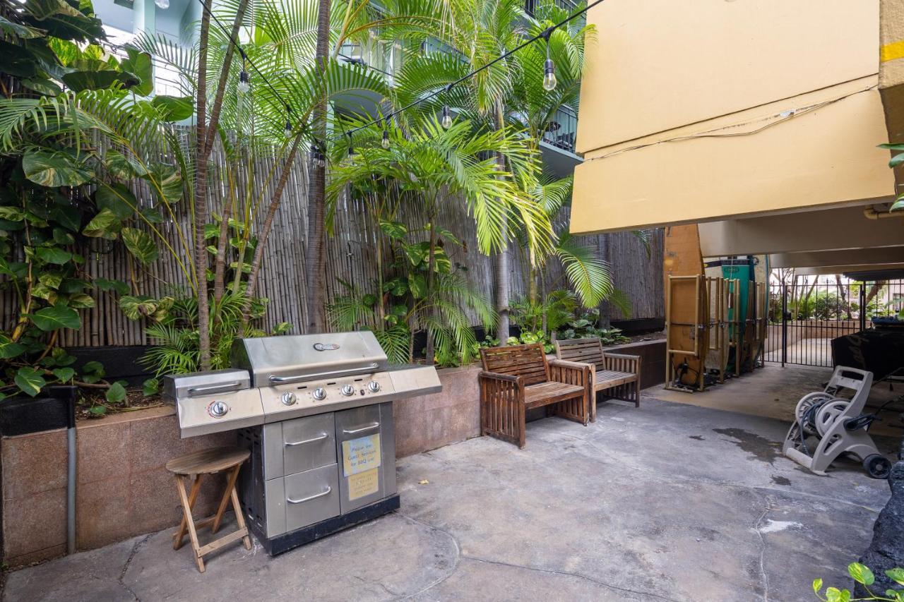 Gorgeous One Bedroom Bamboo Blocks From The Beach 호놀룰루 외부 사진